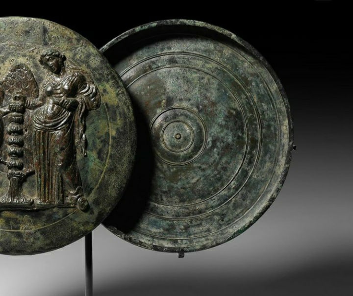 Древний 1 слушать. Античные зеркала бронзовые. Греческое зеркало. Медальоны древней Греции. Древняя Греция реликвии.